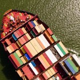 La taxe au tonnage est une méthode alternative de calcul de l'impôt sur le bénéfice qui se base sur la capacité de chargement du navire de mer (image d'illustration). KEYSTONE/EPA/OLIVIER HOSLET